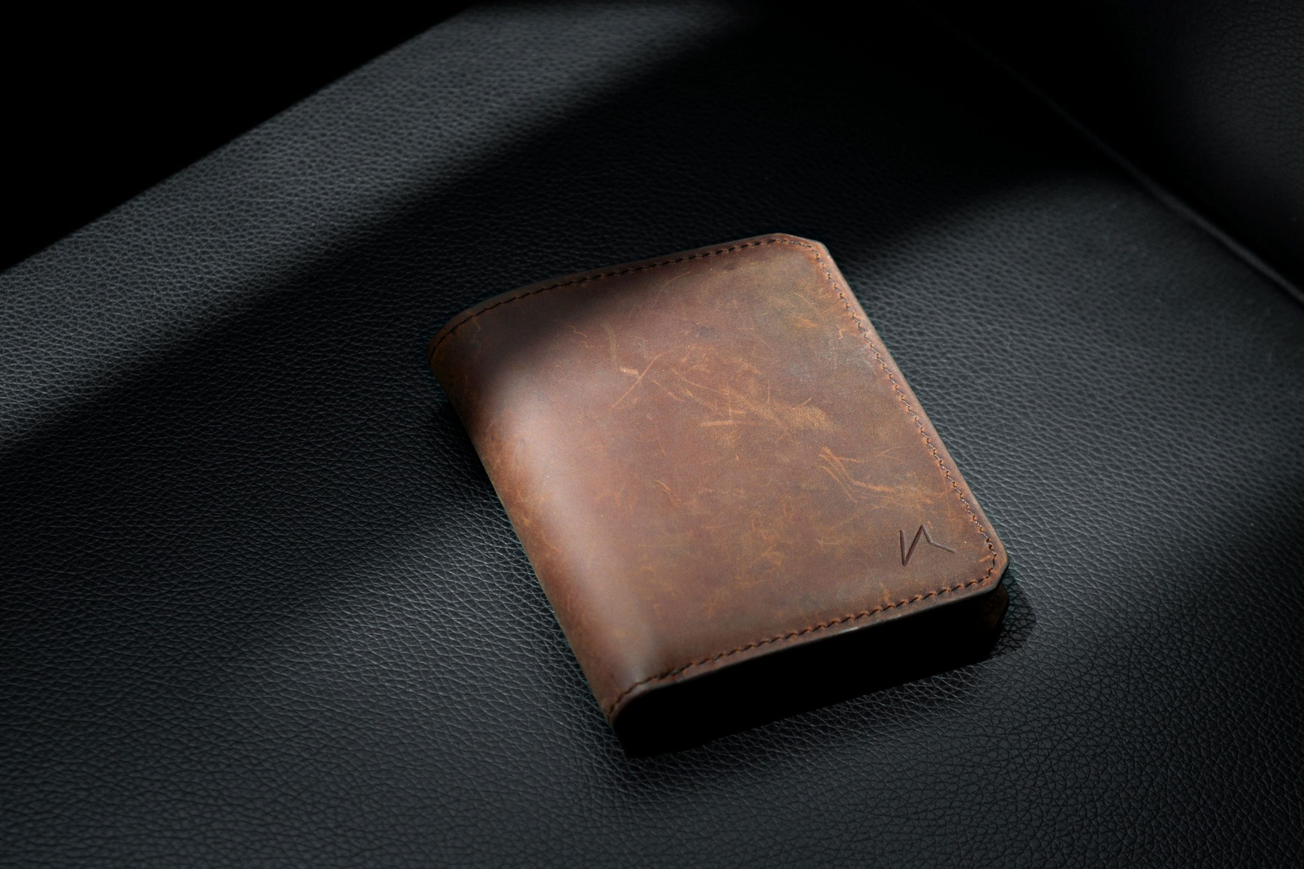 Top 10 Mid-Price Wallets for City Travelers: Style, Security, and What Works