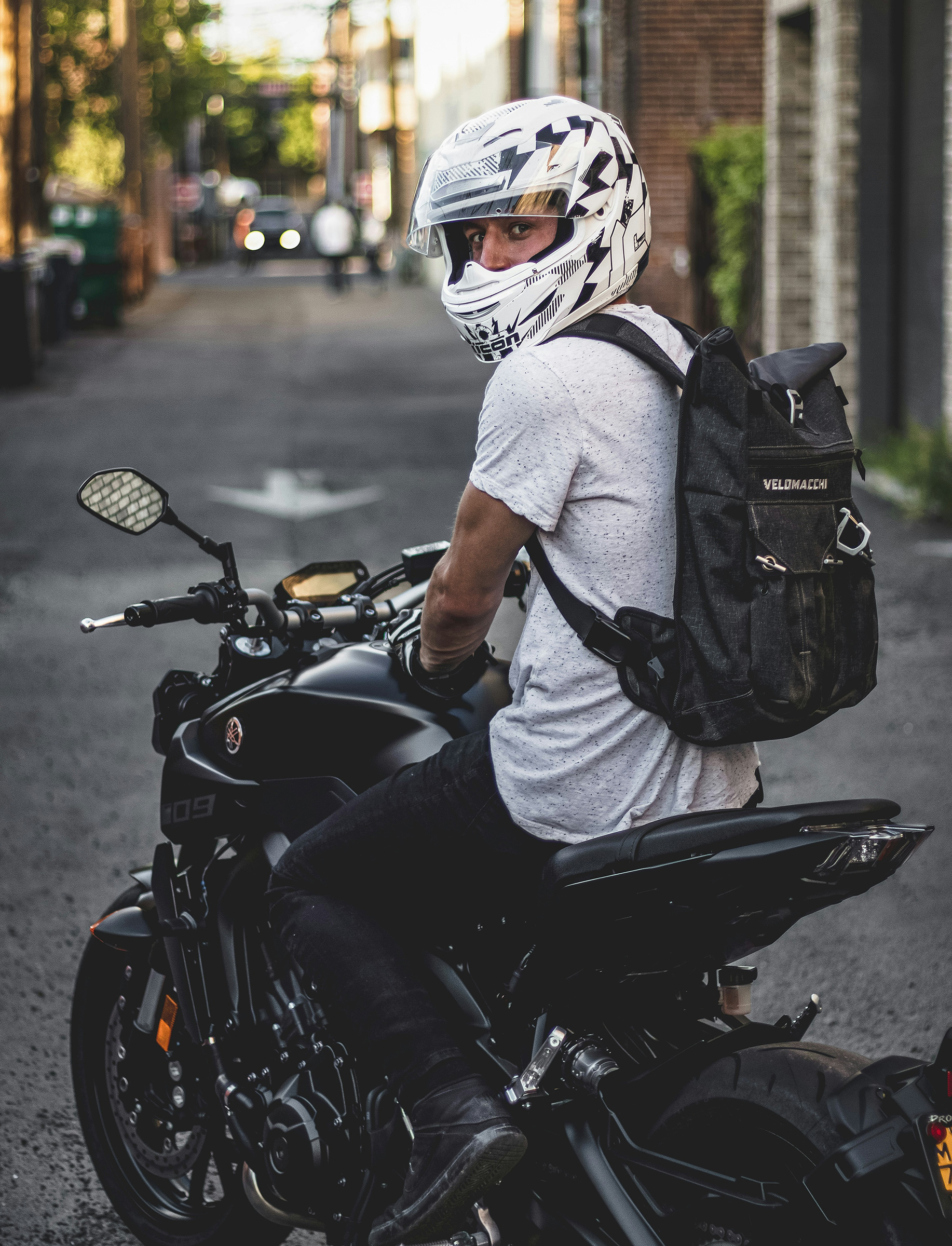 Daypack Choices: Top Bags for Motorbike Commuters in the City