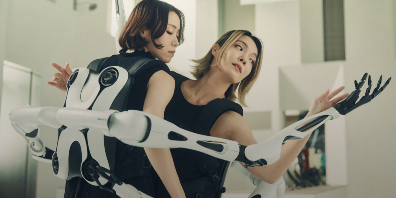 The Jizai Arms: Japan’s Cool Robot Arms Backpack That Change What Humans Can Do